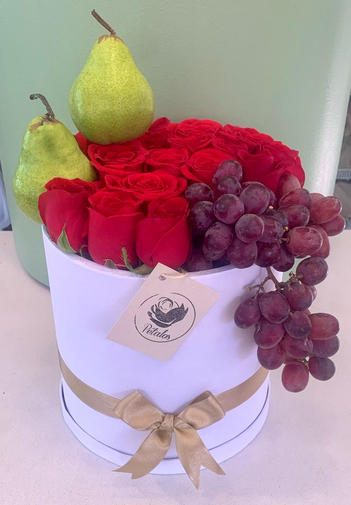 Caja top de rosas rojas con uvas y peras