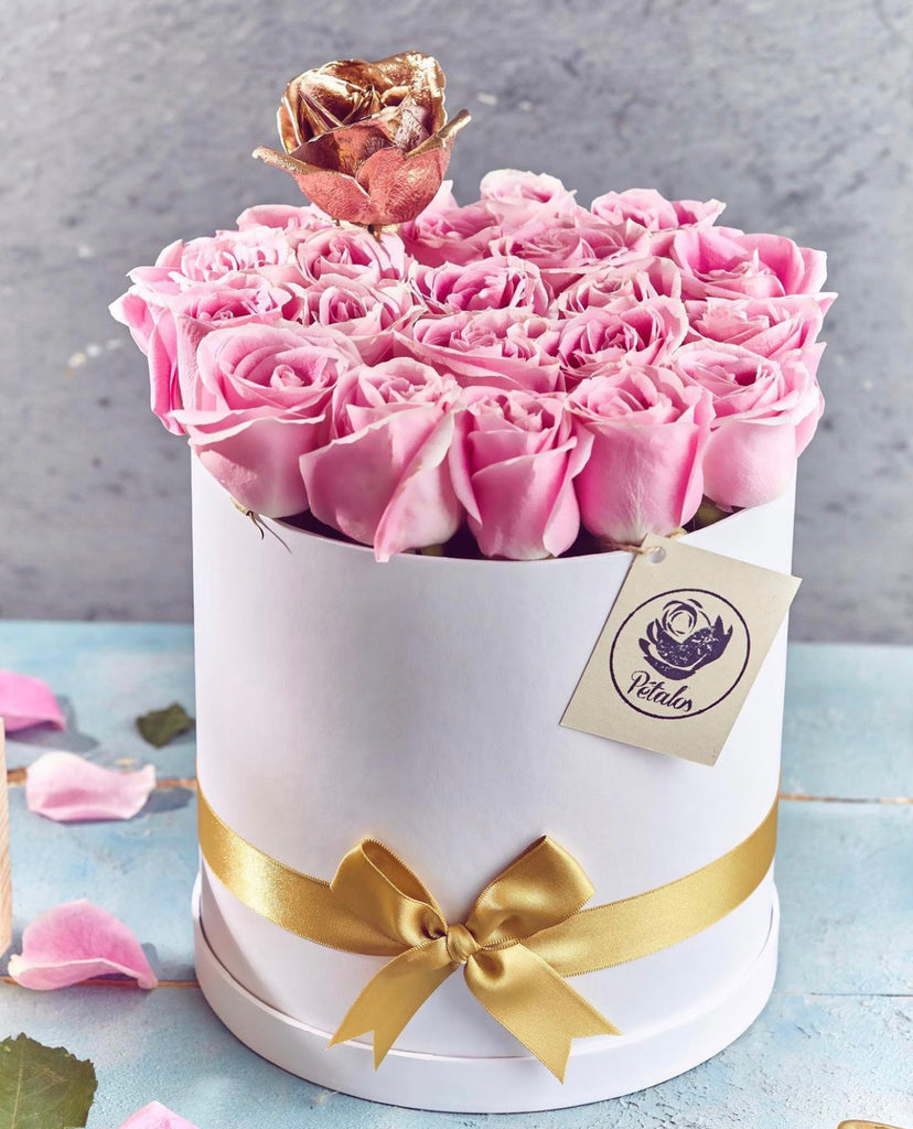 Caja top blanca rosas rosadas y una rosa dorada