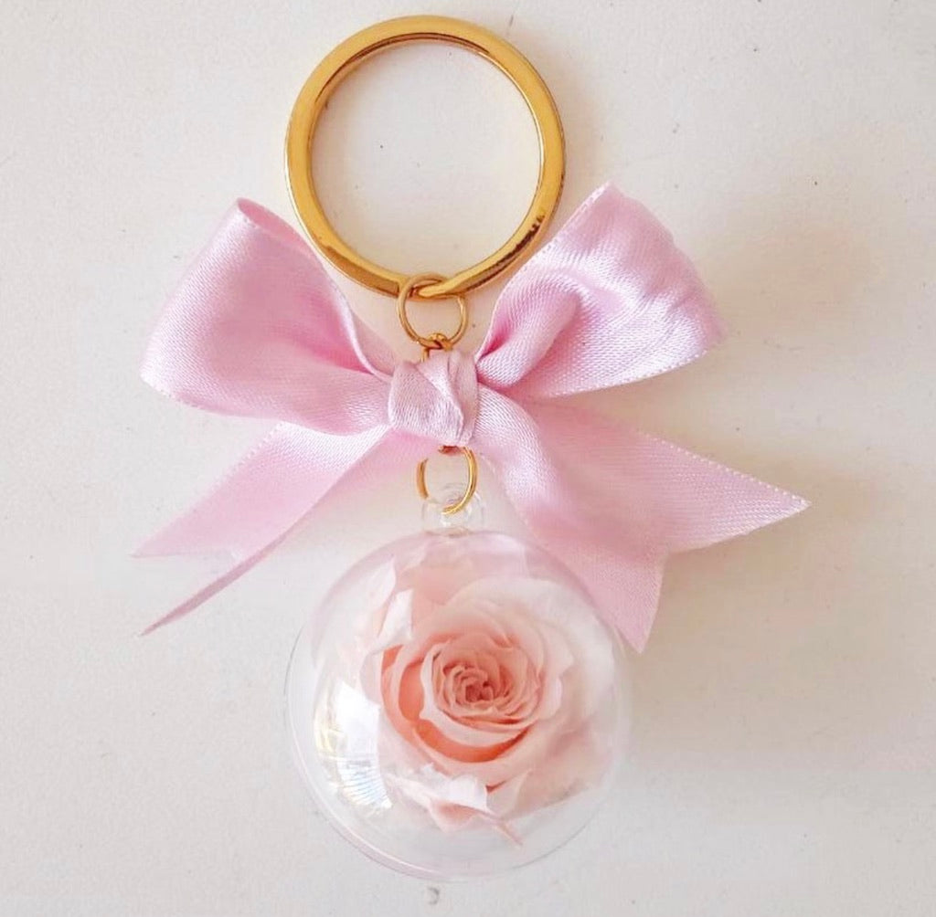 Llavero bañado en oro con rosa preservada rosada