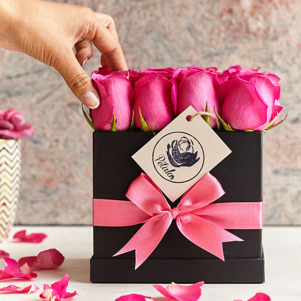 Caja de 16 rosas fucsia - Pétalos