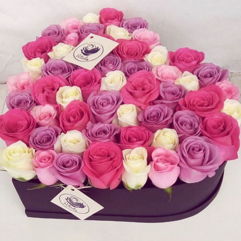 Corazón de rosas rosadas y blancas - Pétalos