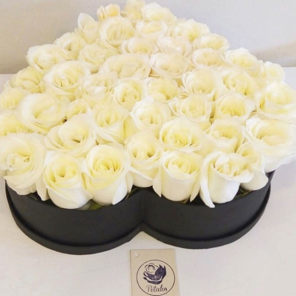 Caja Corazón rosas blancas - Pétalos