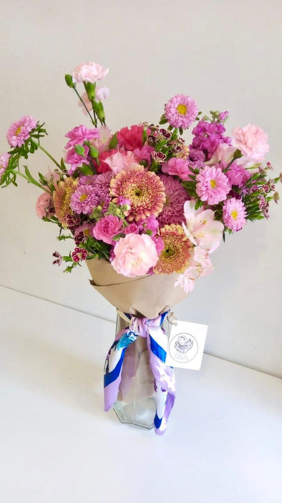 Cono pequeño flowermix con pañoleta y florero