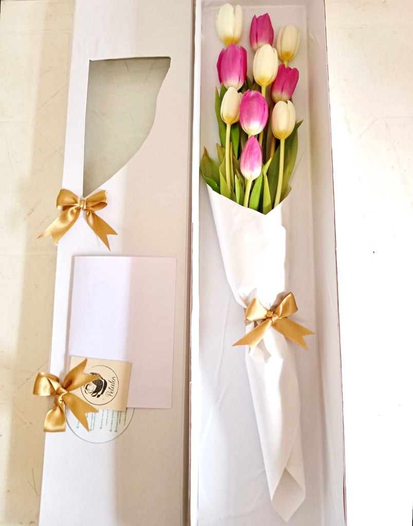 Caja premium de tulipanes rosados y blancos