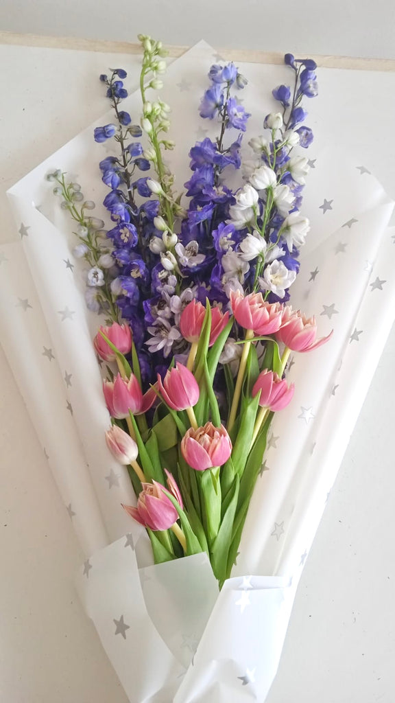 Bouquet de tulipanes y delphinium