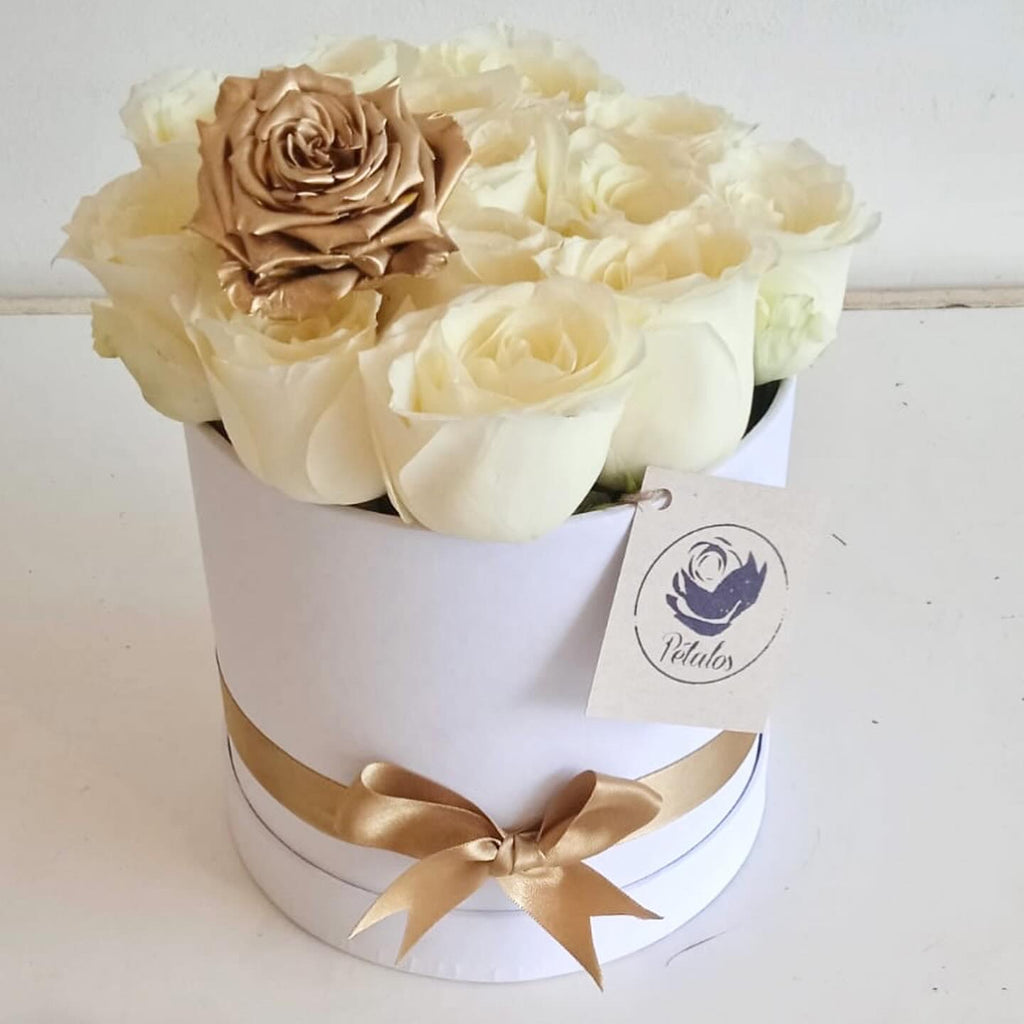 Caja top de rosas blancas y una dorada