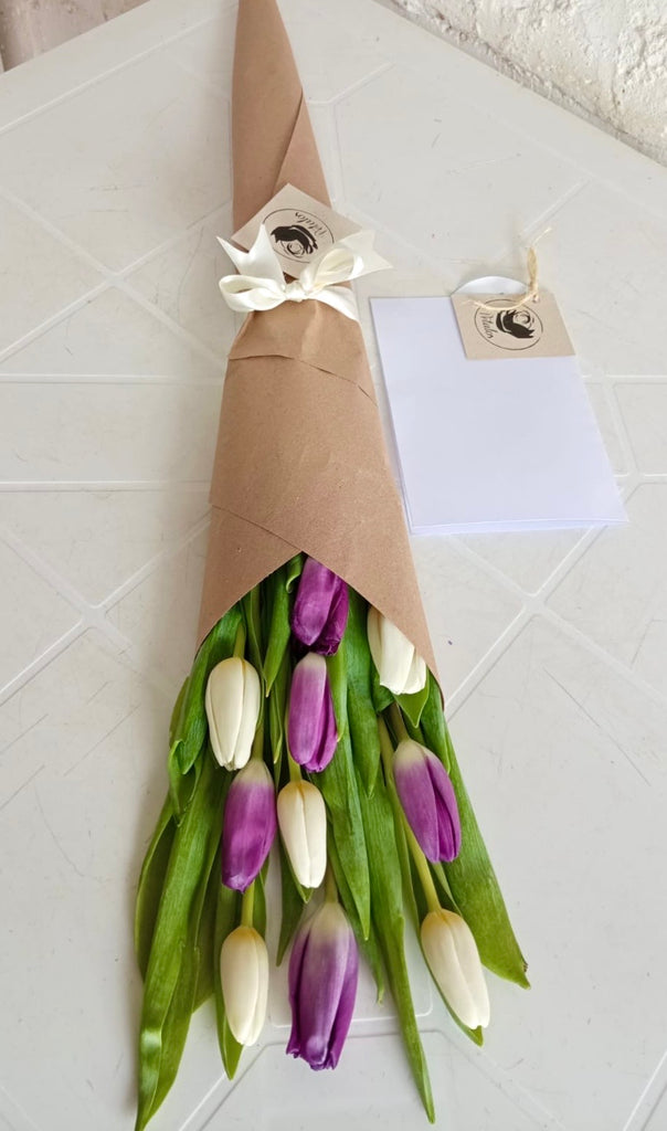 Cono de tulipanes blancos y morados