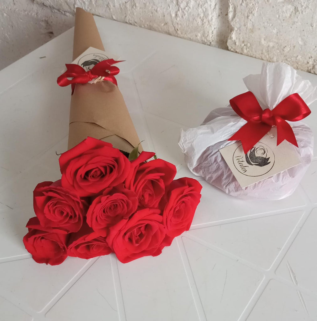 Cono de 8 rosas rojas con bolsa pequeña de pétalos