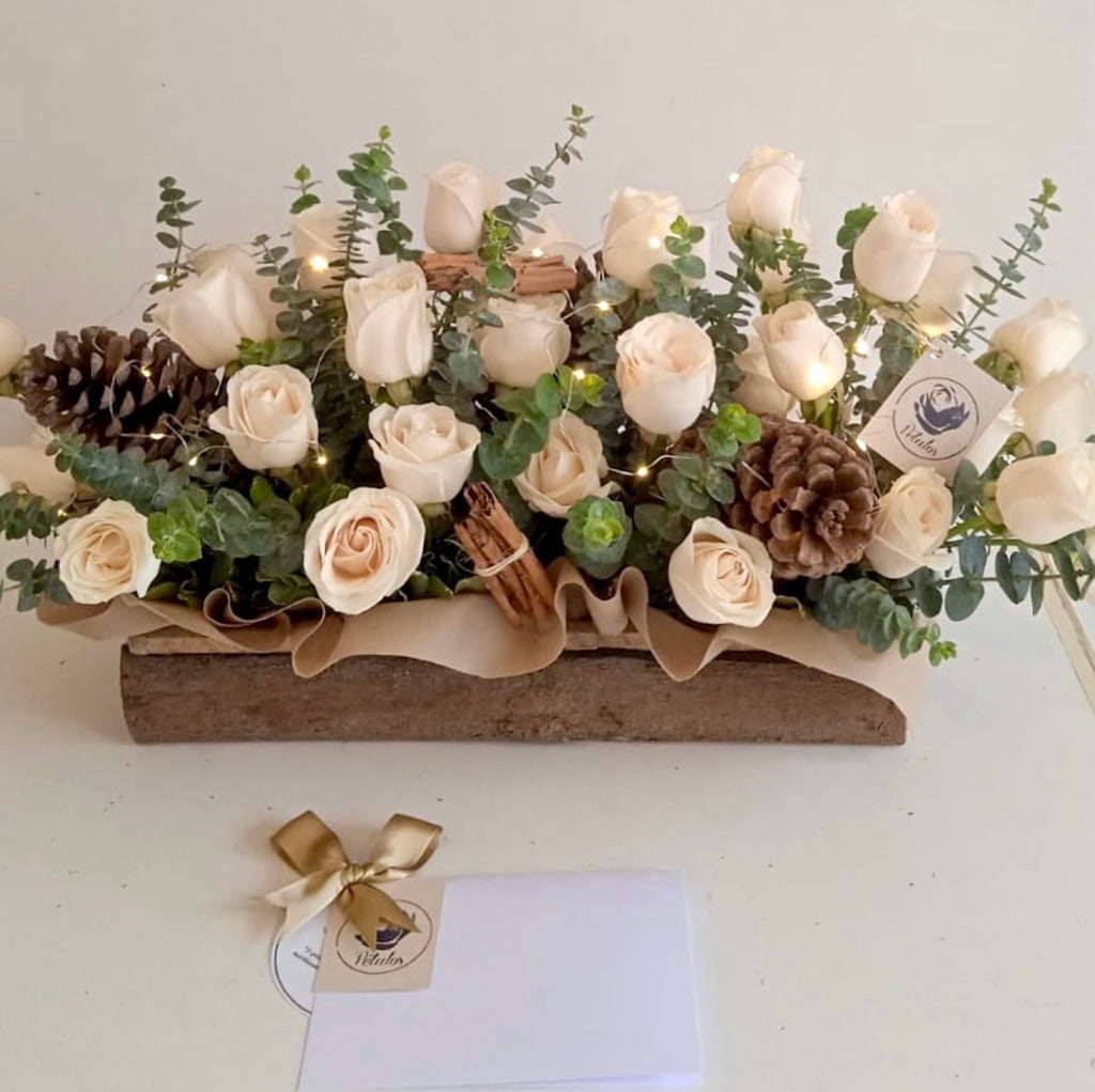 Arreglo de rosas blancas con aroma de navidad