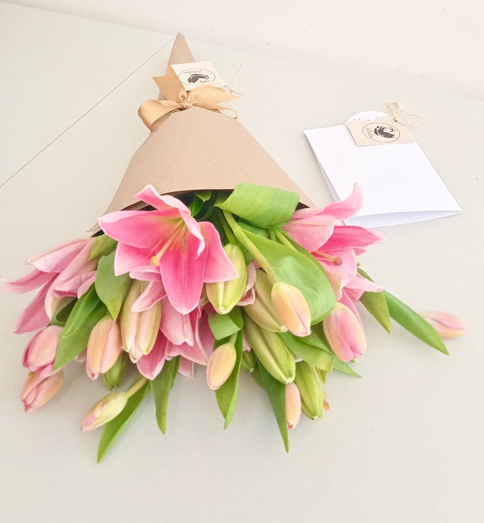 Cono de lirios y tulipanes rosados