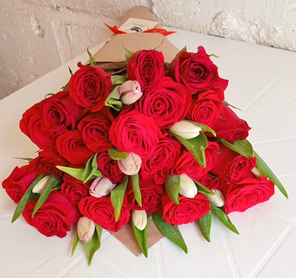 Cono de 24 rosas rojas y 10 tulipanes blancos