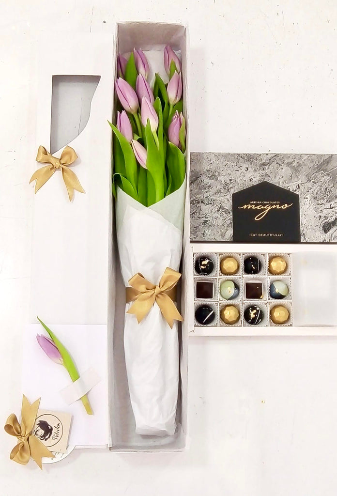 Caja premium de tulipanes morados con 12 chocolates gemas lunares