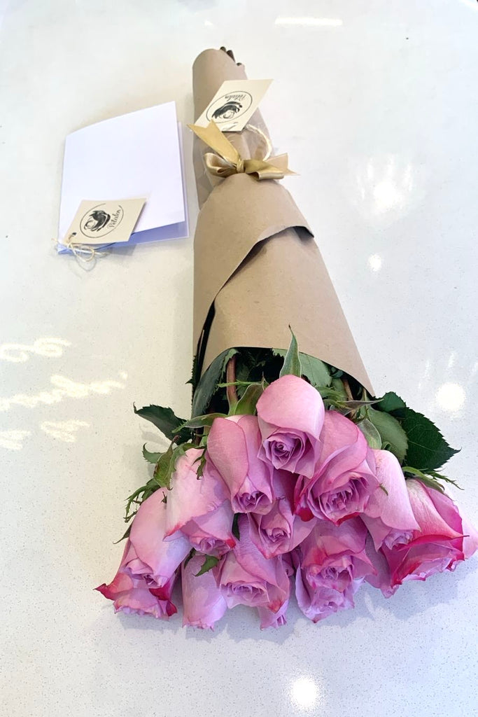 Cono de 16 rosas lila