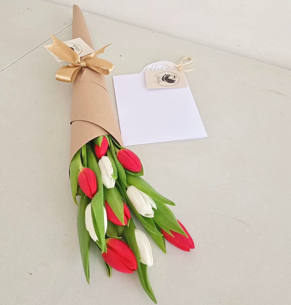 Cono de tulipanes rojos y blancos