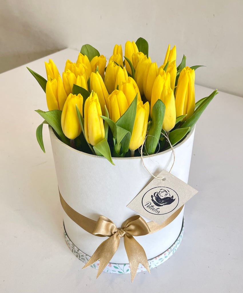 Caja top de tulipanes amarillos