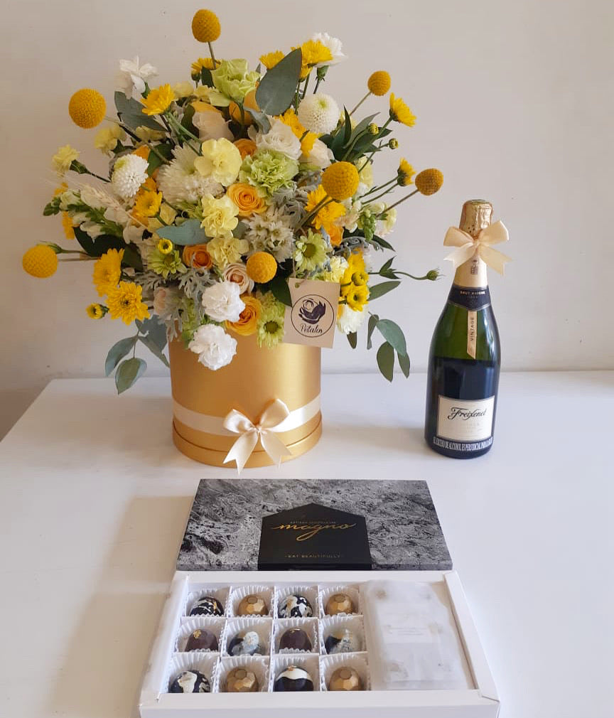 Caja top dorada flowermix, vino freixenet y 12 chocolates de gemas lunares