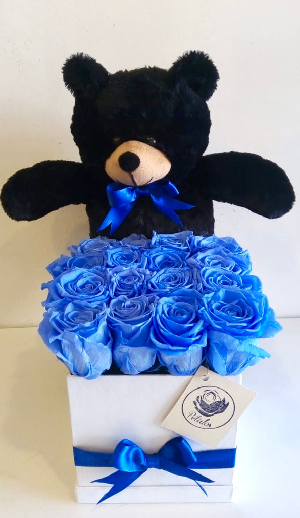 Caja deluxe blanca con rosas preservadas azules con oso de peluche negro