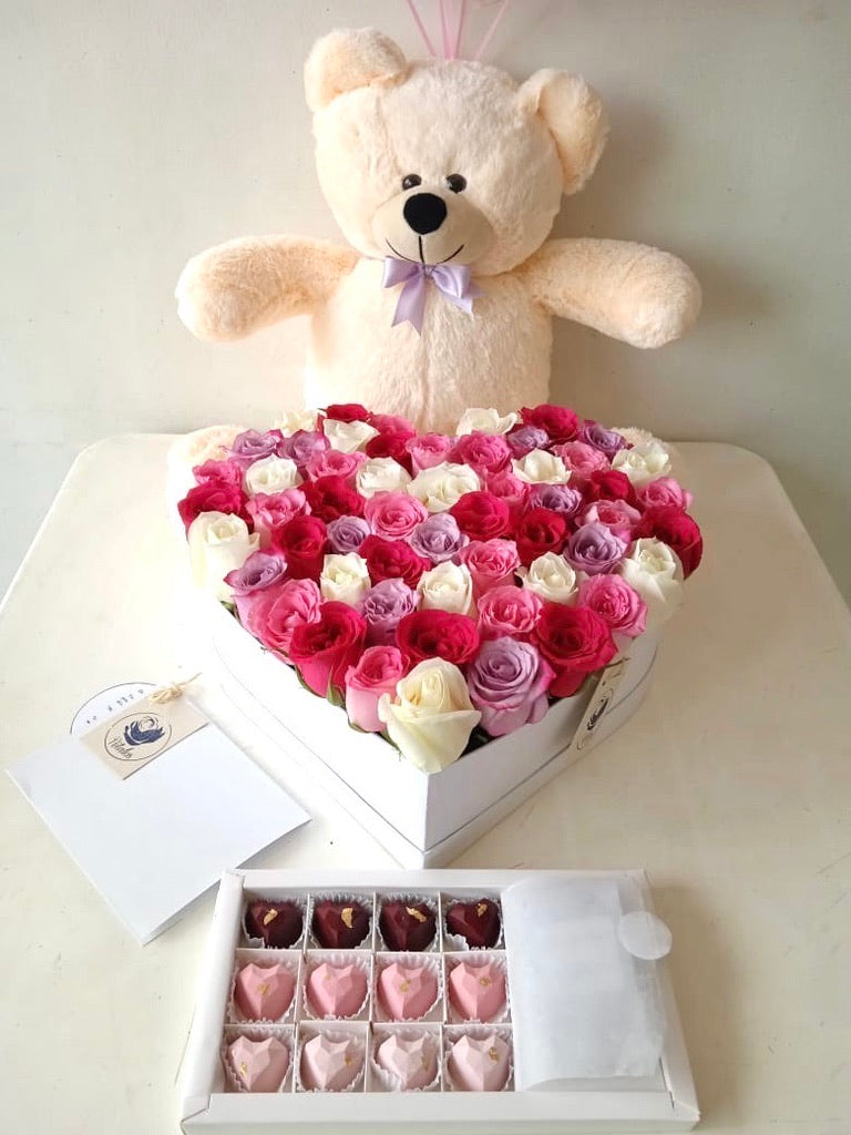 Corazón de rosas con osito vainilla y 12 chocolates de corazón