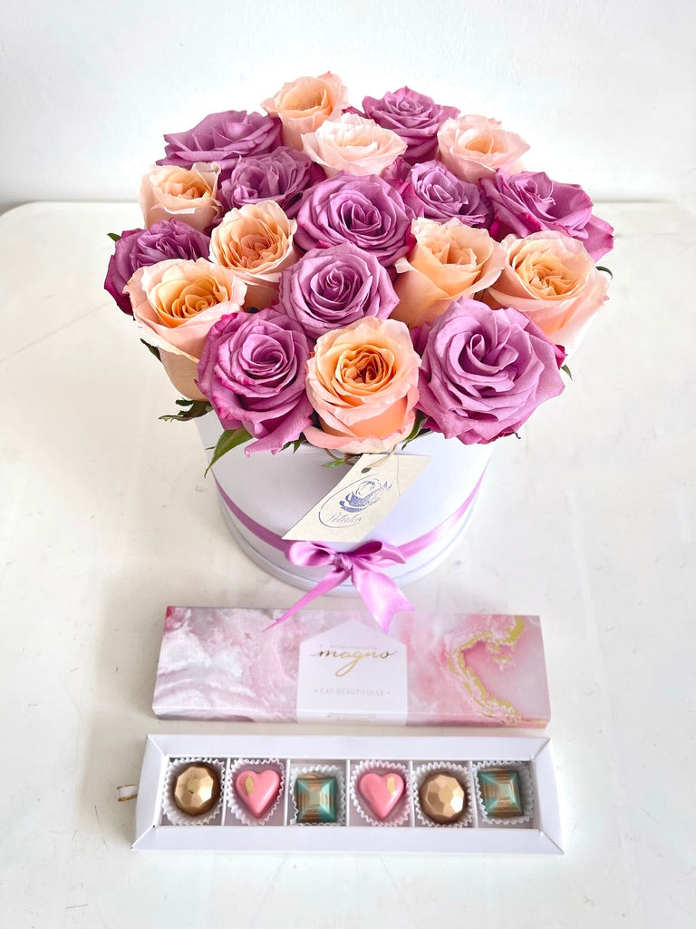 Caja top de rosas rosadas y lila con caja de 6 chocolates Hey Sweetie
