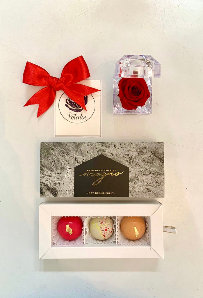 Rosa preservada roja en cofre de lujo con caja de chocolates nativa