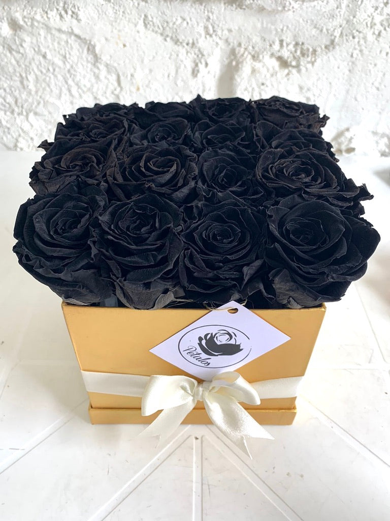 Caja deluxe de rosas preservadas negras