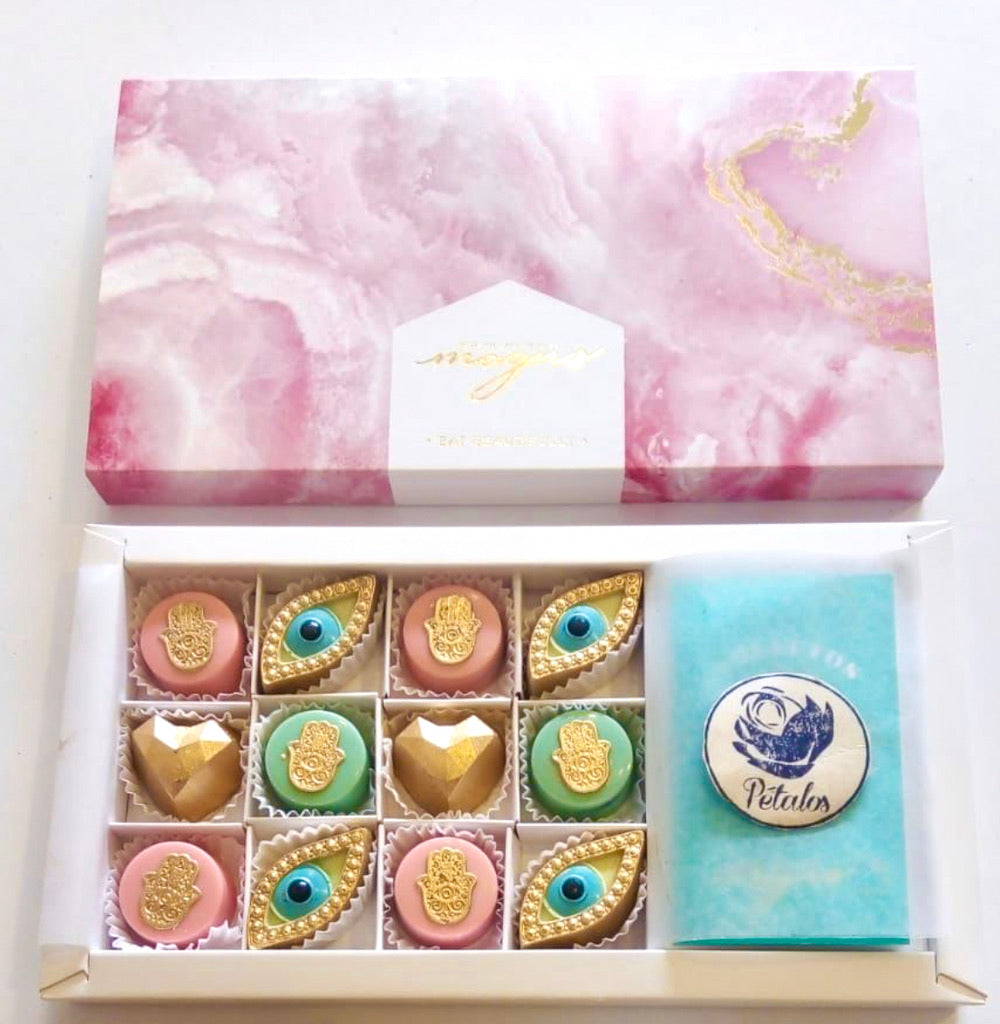 12 chocolates de amuletos rosados con rosa preservada dorada – Pétalos ...