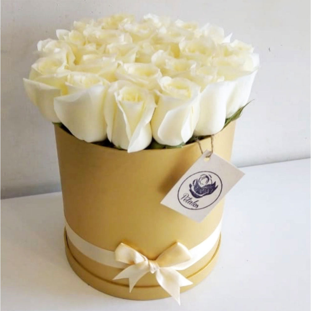 Caja Dorada de Rosas Blancas - Pétalos