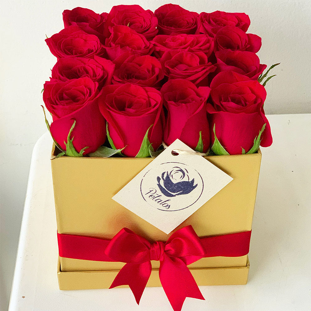Caja dorada de 16 rosas rojas - Pétalos