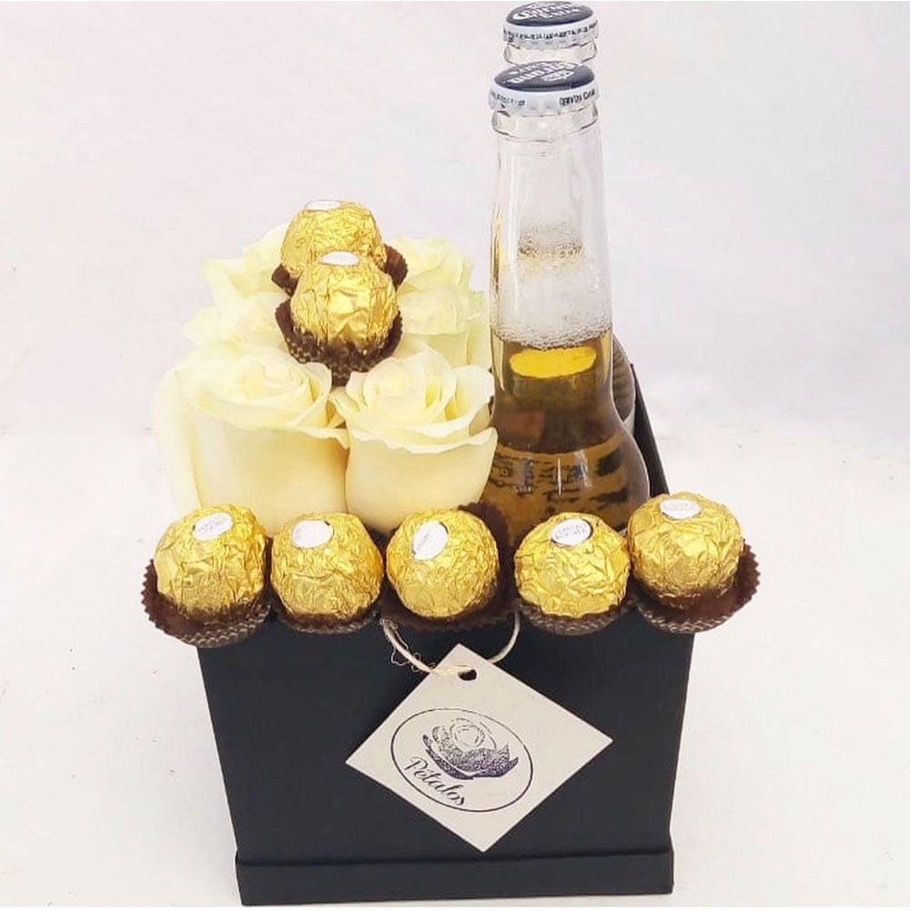 Caja de Rosas Blancas con Ferrero y Corona - Pétalos