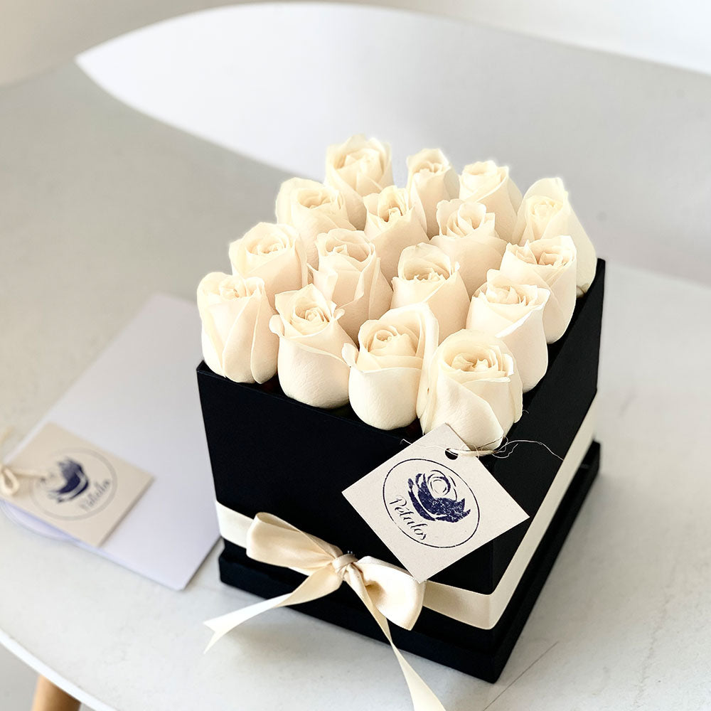 Caja de 16 Rosas Blancas - Pétalos
